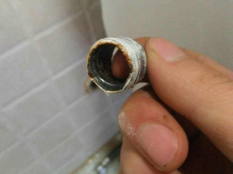 水龍頭斷在水管里如何輕松拿出，簡單粗暴又有效的辦法只需要一招